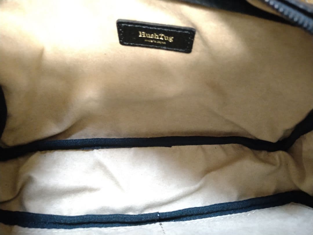 ☆美品☆HushTug ボディバッグ 本革 レザー ブラック 黒 シンプル