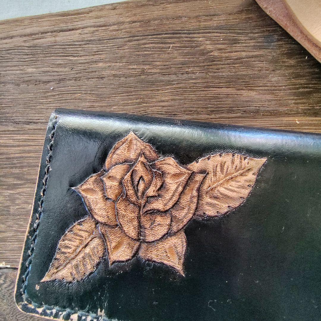 ミドルサイズ トラッカーウォレット 黒×ネイビー バラのカービング 86