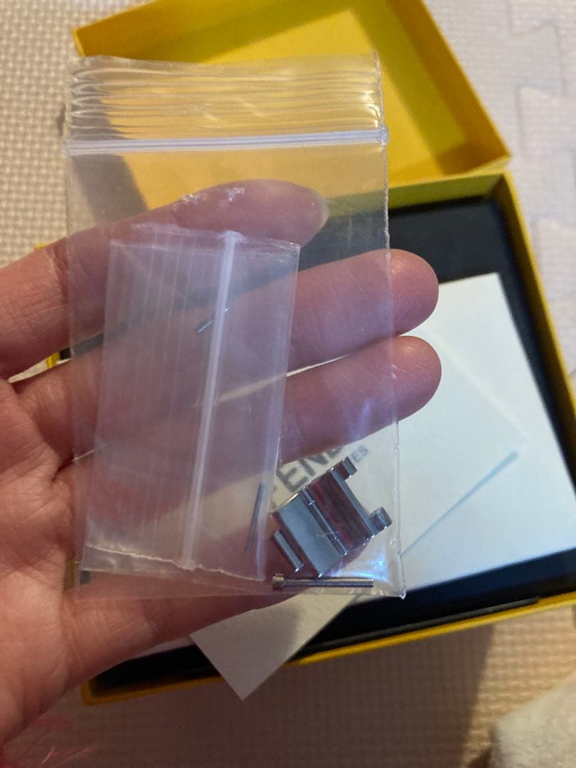 FENDI ロゴ入りスクエア型ピンク 腕時計 シルバー