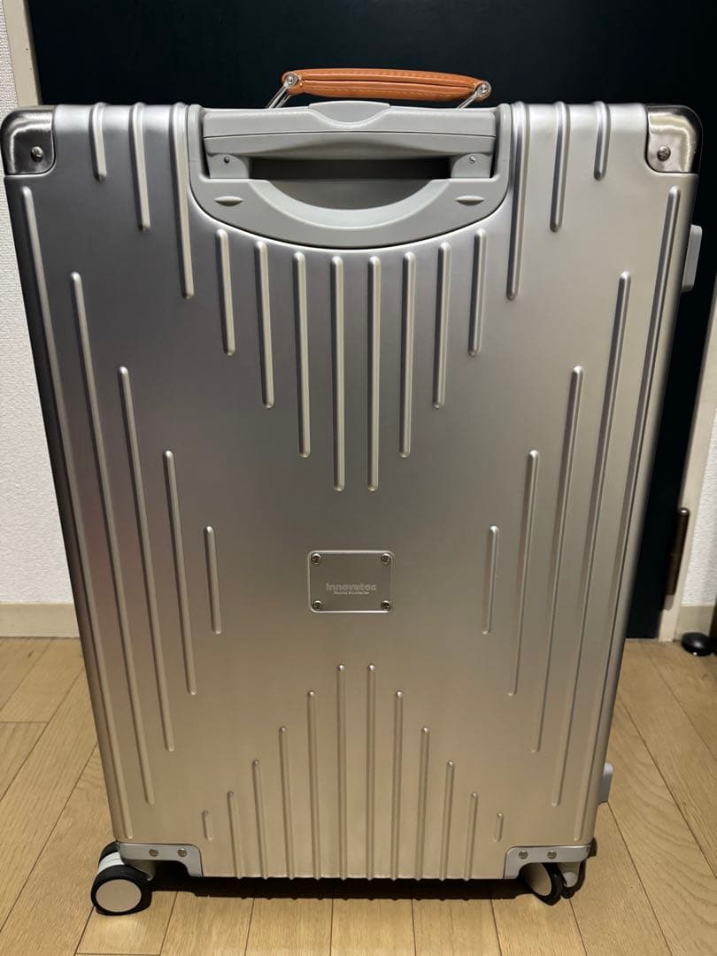 新品未使用　イノベーター　INV5811 70L アルミスーツケース　シルバー