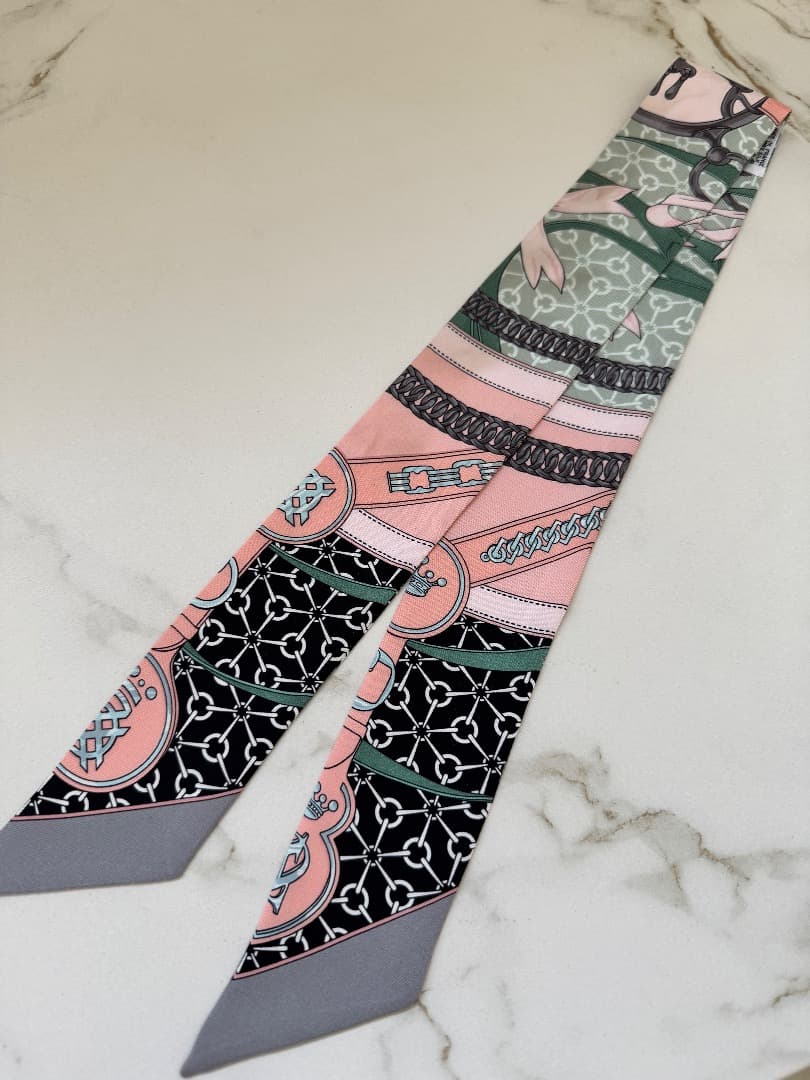 HERMES シルクスカーフ ピンク・グリーン・ブラック