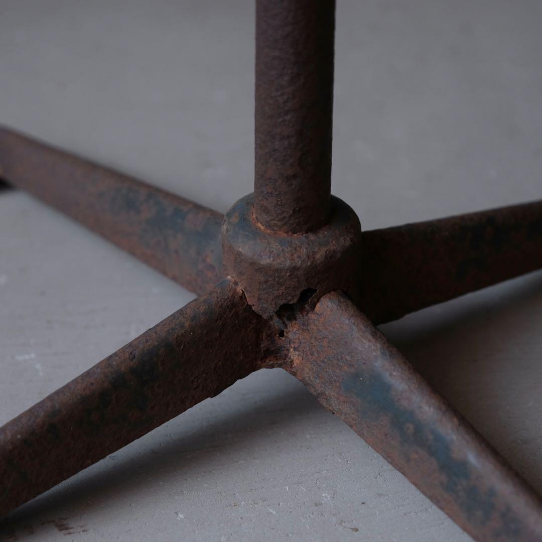 枯れた座面の鉄脚スツール　丸椅子 展示台 花台 インダストリアル 古家具 古道具