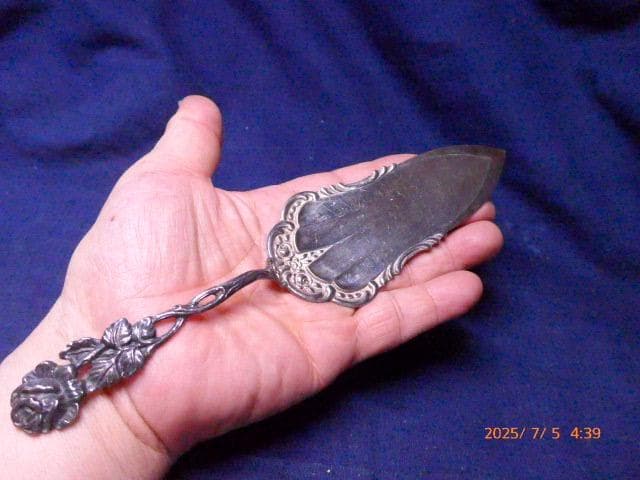 状態の良い銀製品のアンティークな装飾的花柄ケーキサーバー