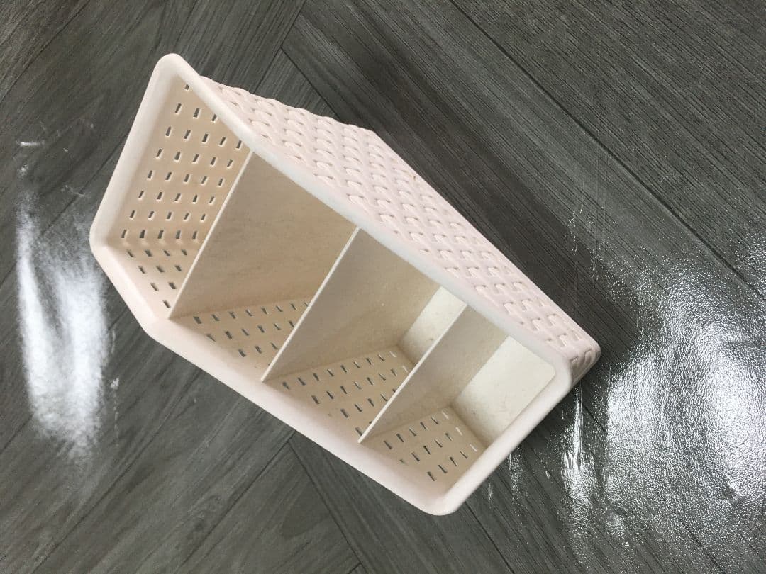 プラスチック製小物入れ 三つ仕切り