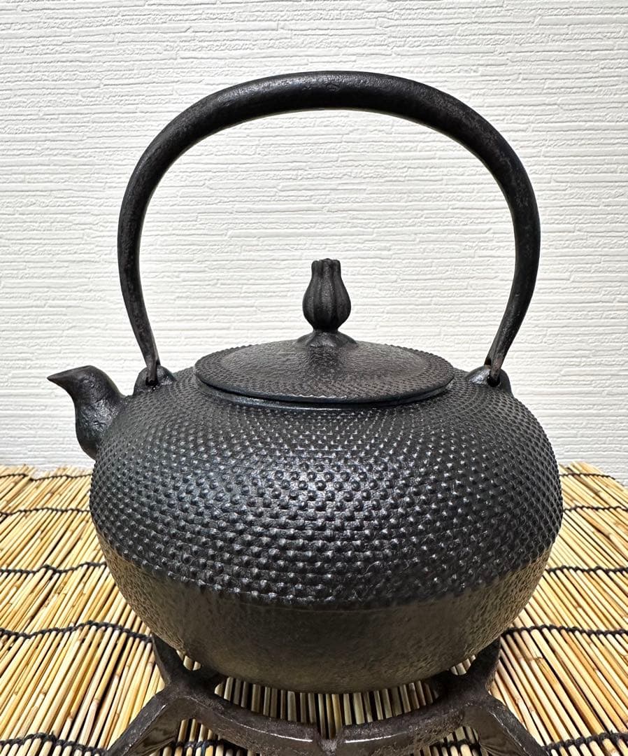 未使用品コンディション、長期保管品　南部利祥銘造１５型アラレ 南部鉄瓶　南部鉄器