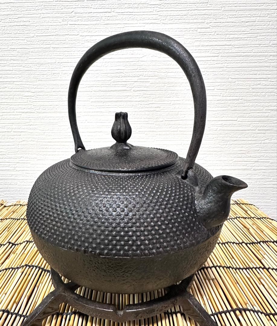 未使用品コンディション、長期保管品　南部利祥銘造１５型アラレ 南部鉄瓶　南部鉄器
