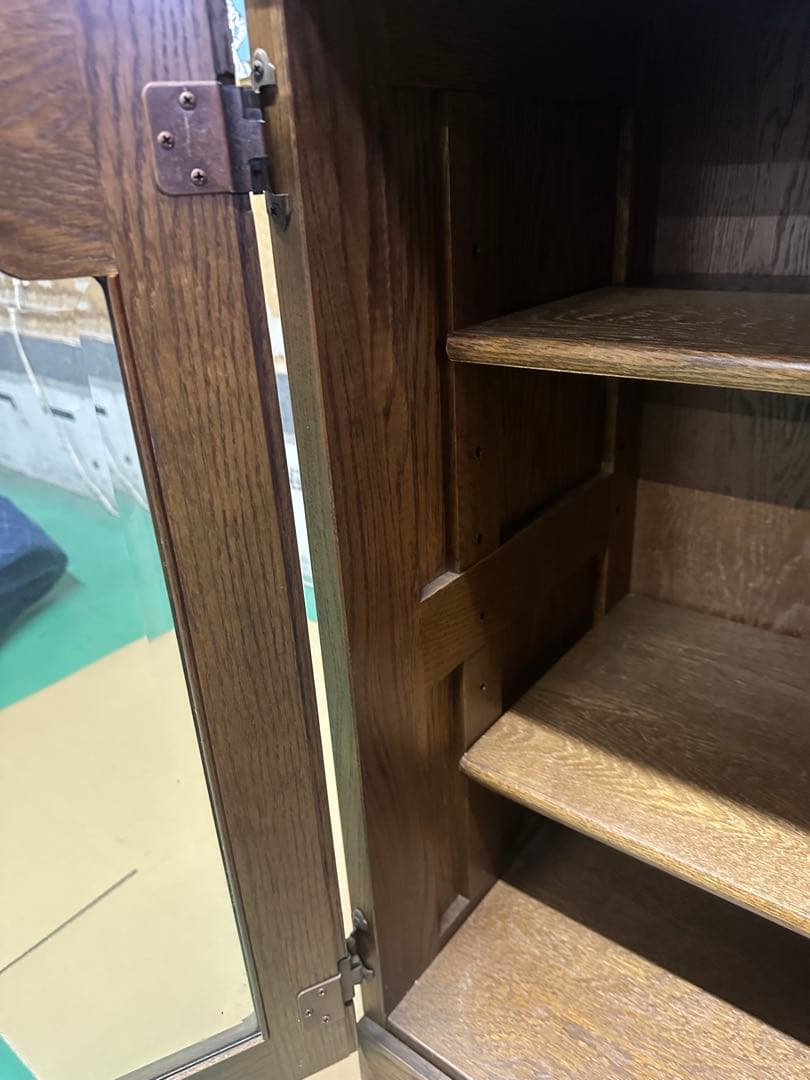 アンティークブラウン木製キャビネット 3段棚付き