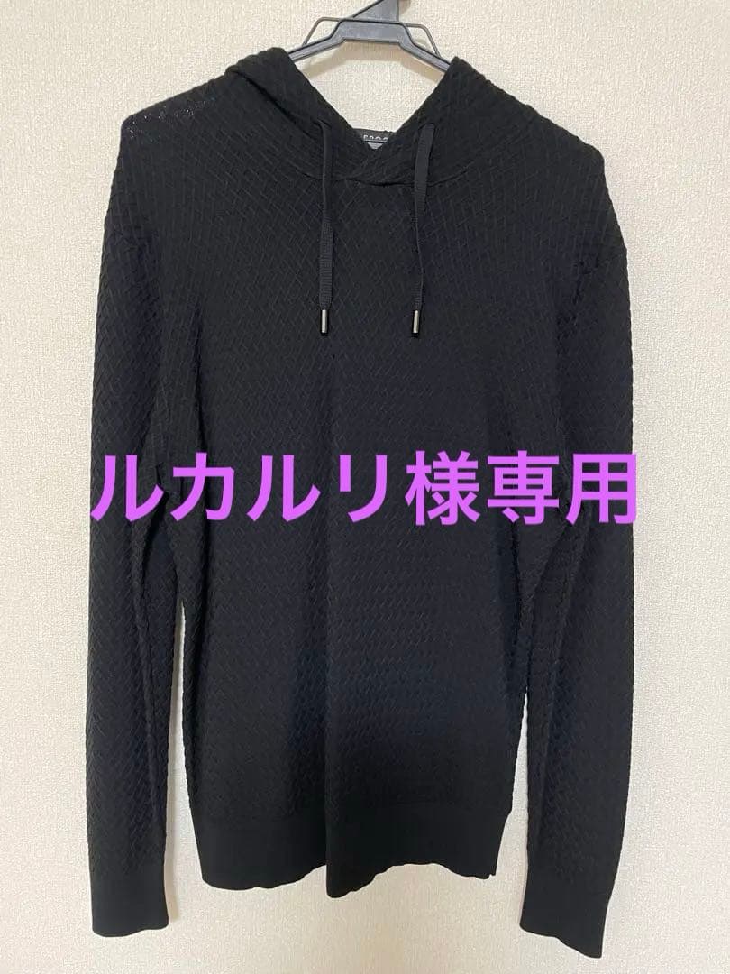 黒いニットパーカー フード付き