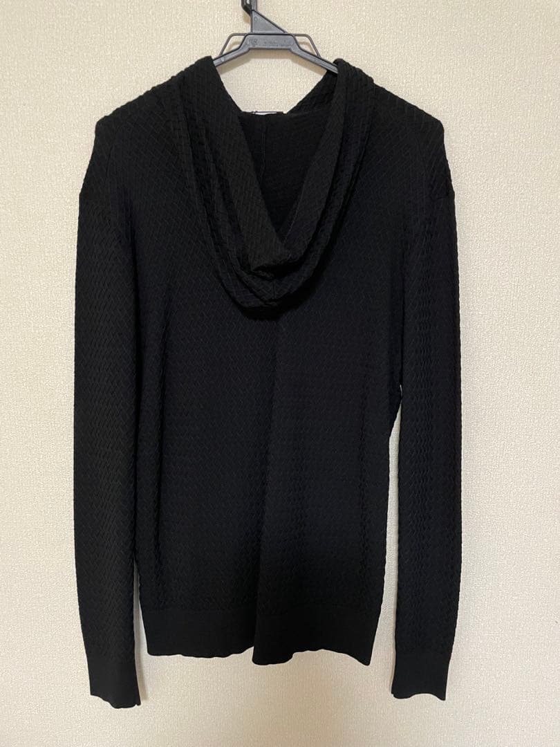 黒いニットパーカー フード付き