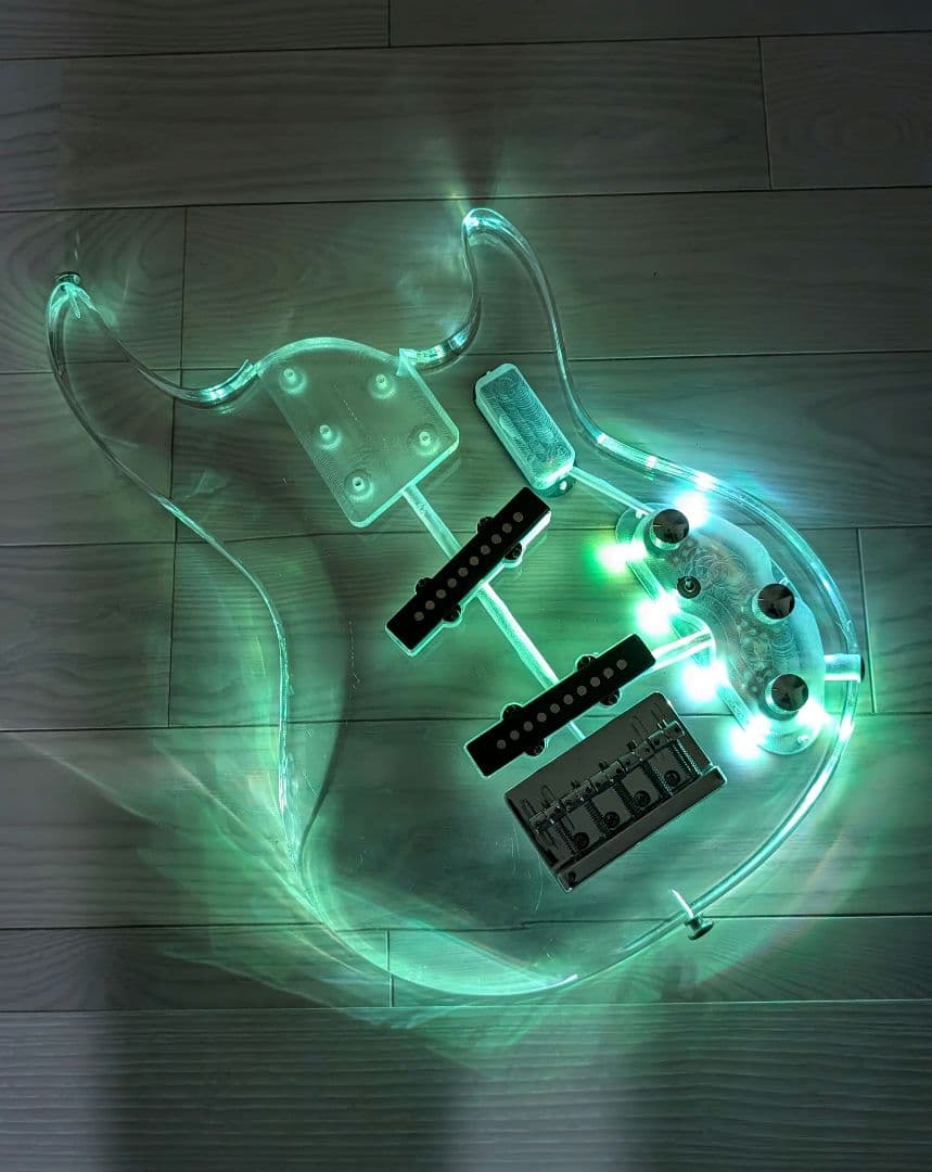 希少　光るエレキベース　アクリル製　LED搭載　ボディのみ　5弦　ステージ映え