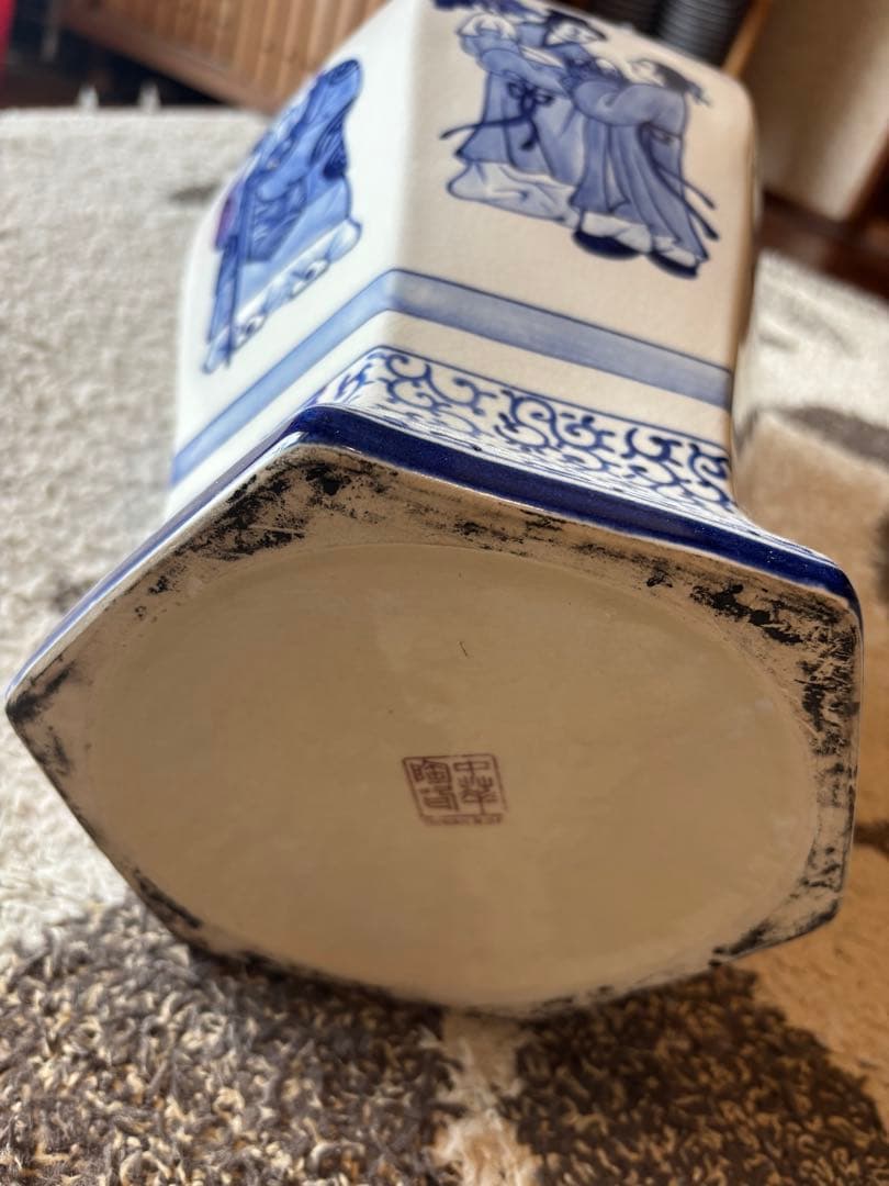 中国壺花瓶　六角双耳染付人物文花生け 骨董品アンティーク