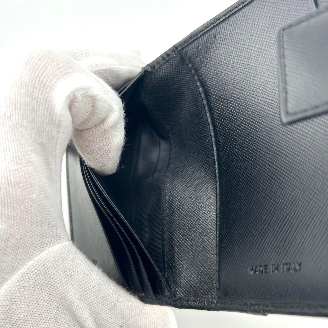 ✨極上美品✨　プラダ　二つ折り　三角プレート　サフィアーノ　Wホック　ブラック