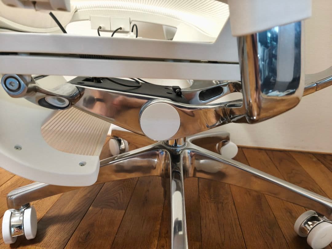 ゆうさん【極美品】超人気品 COFO Chair Premium ホワイト