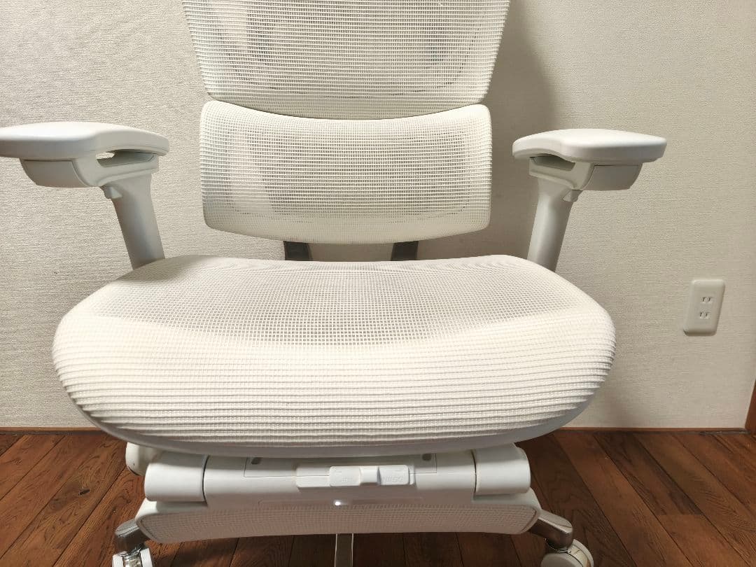ゆうさん【極美品】超人気品 COFO Chair Premium ホワイト