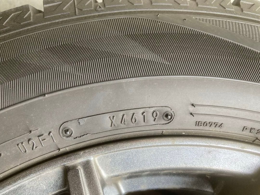 格安出品美品！ダンロップウィンターマックス02 215/60R16 新型ノア等