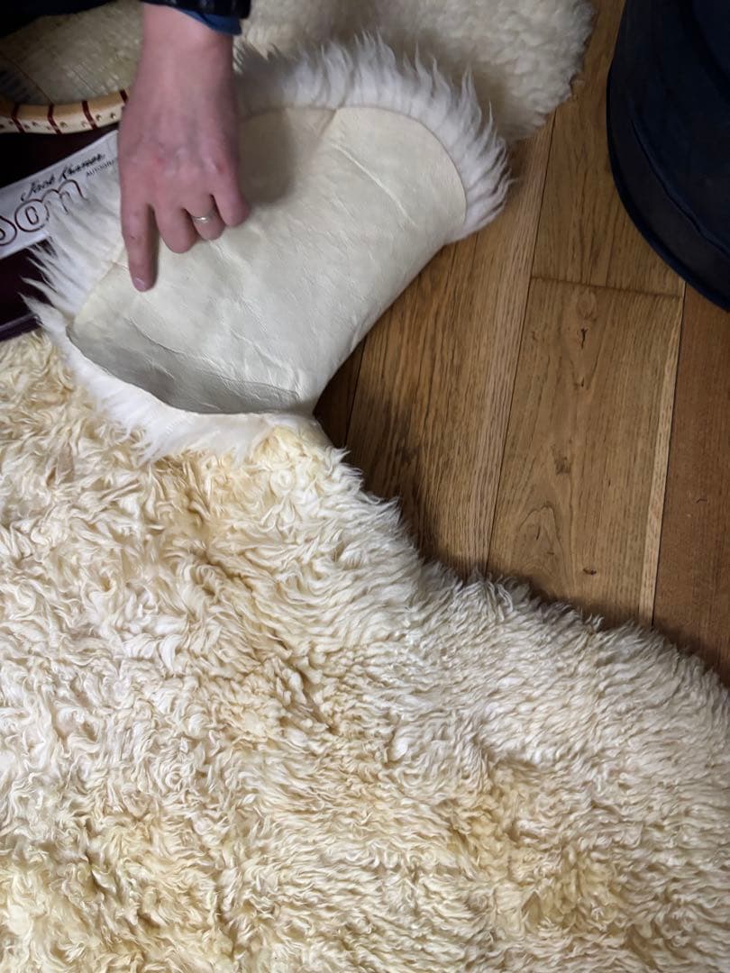 BOWRONクリーム色シープスキンラグ 約200cm x 150cm