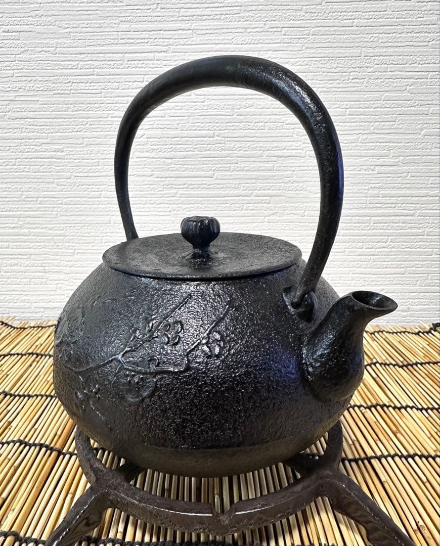 未使用品　南部虎山工房造　１０型梅文様　南部鉄瓶　Mona mama様　売約済み