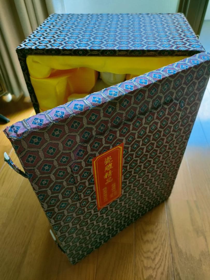 白い　陶器　仏像