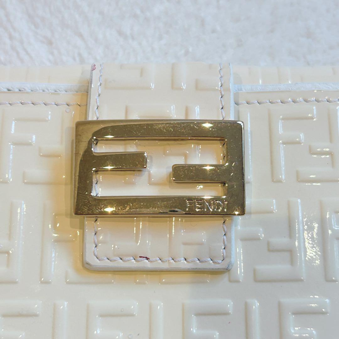 FENDI FFロゴ 型押し エナメル 二つ折り財布 アイボリー 正規品