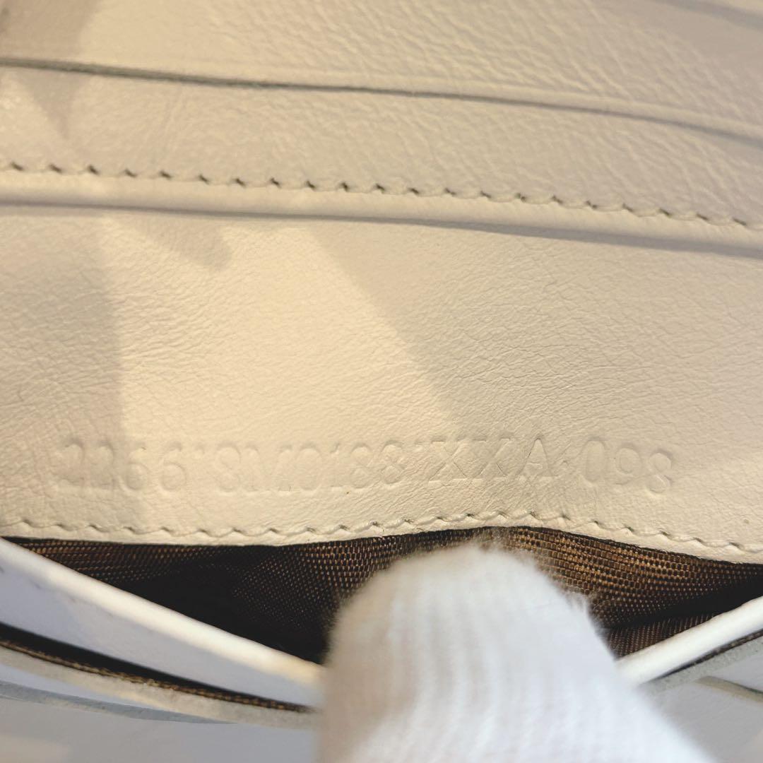 FENDI FFロゴ 型押し エナメル 二つ折り財布 アイボリー 正規品