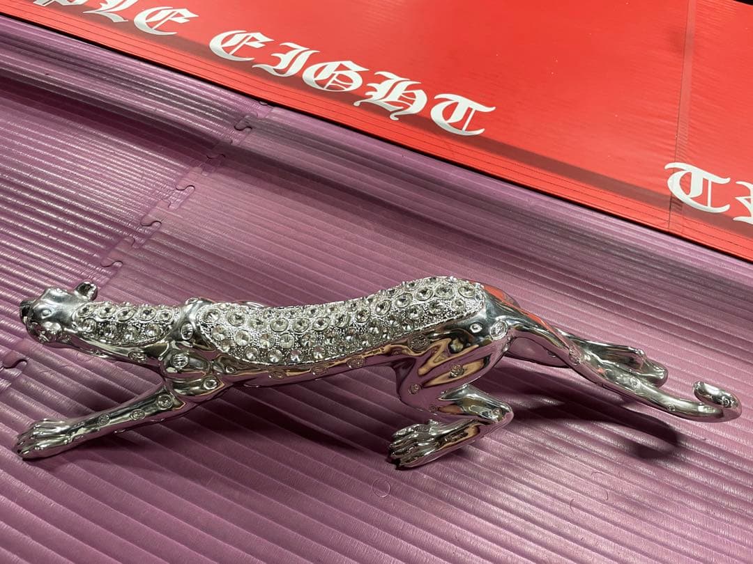 シルバーのレオパードフィギュア