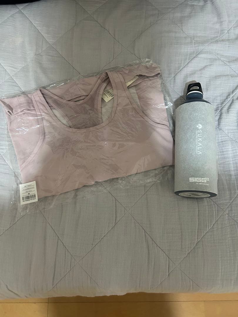 ピンクのヨガウェア Mサイズ + SIGG水筒