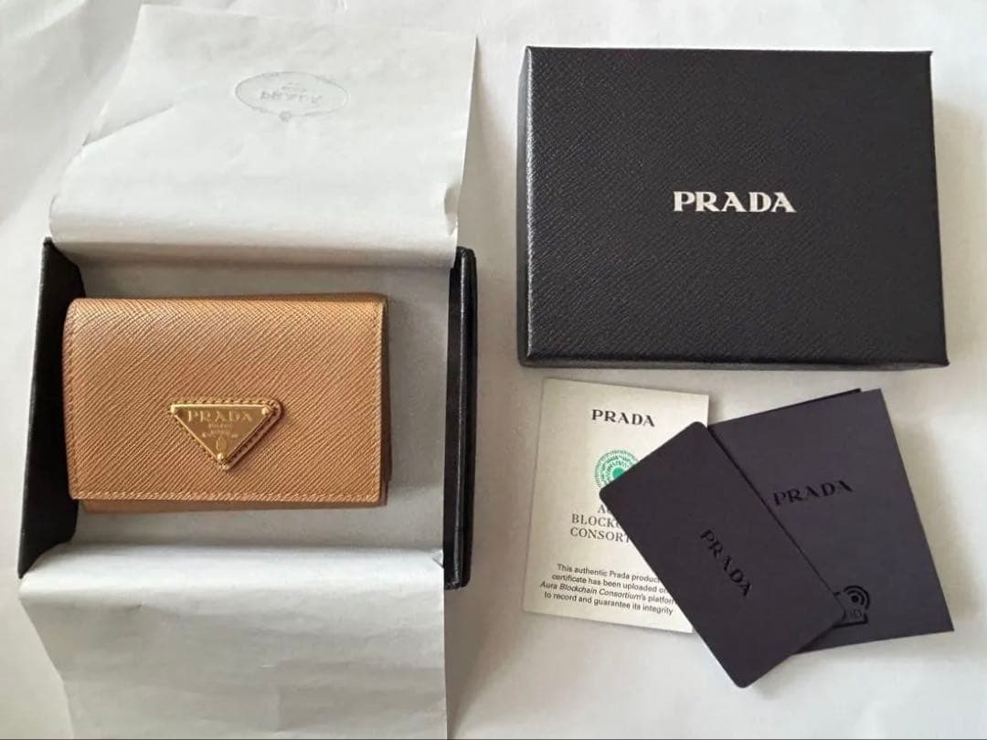 PRADA サフィアーノ レザー トライアングル ミニウォレット 財布