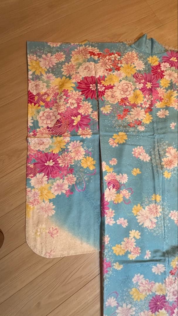 華やかな　花柄　振袖　水色