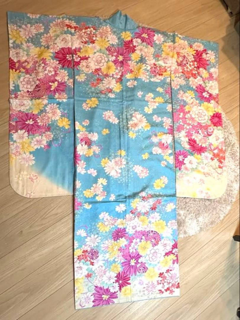 華やかな　花柄　振袖　水色
