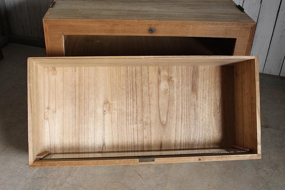 味のある前面ガラスの引き出し2段　食器棚　シャツケース　収納棚　古家具