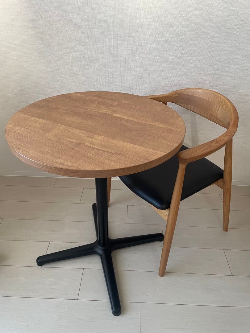 円形木製テーブルとアームチェアセット