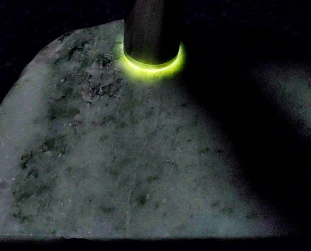 ★翡翠原石★幻のヒスイ【秩父軟玉翡翠・切り出し237ｇ】