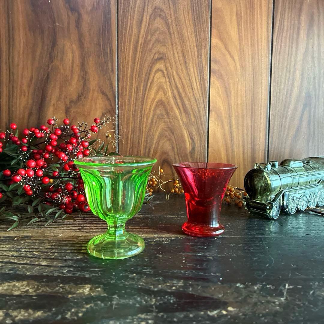 骨董　時代ガラス　若草色　プレスガラス　希少ラッパ型　菊割底　氷コップ　ウラン