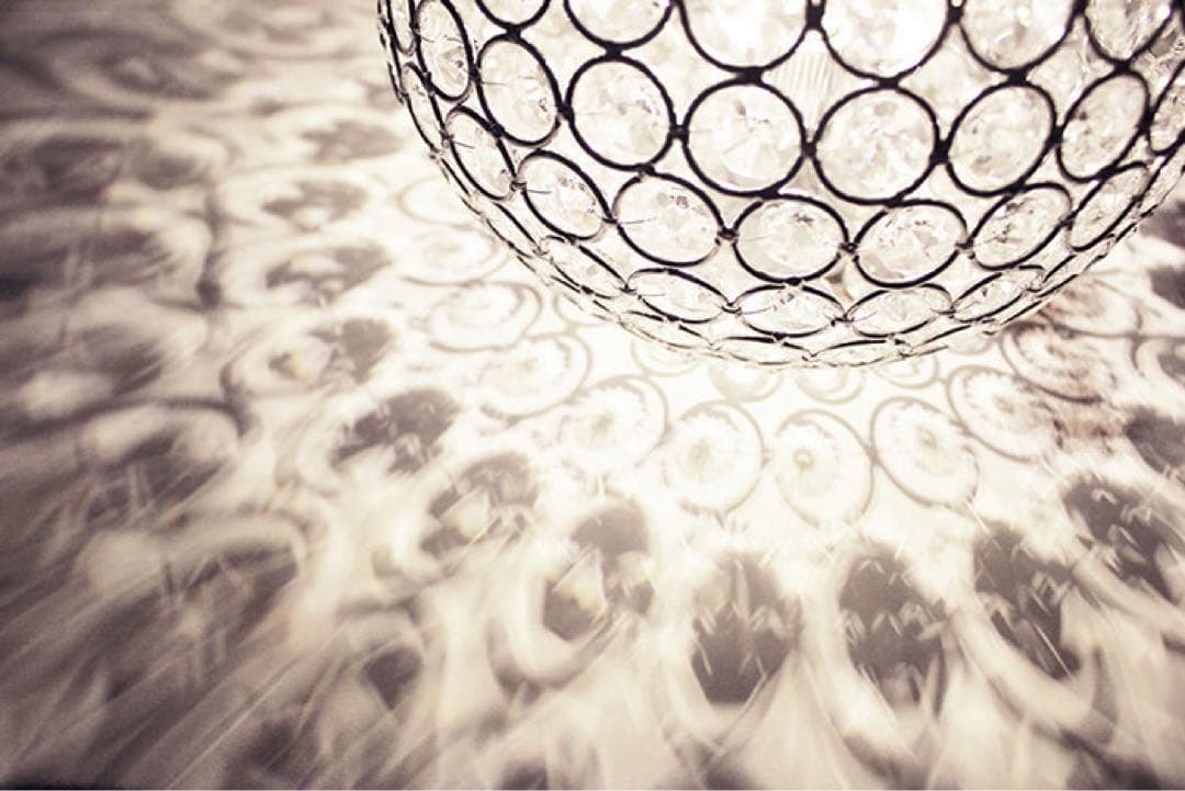 照明　ダイアモンドのような光を放ちシンプルで、おしゃれなりんご型フロアーライト。