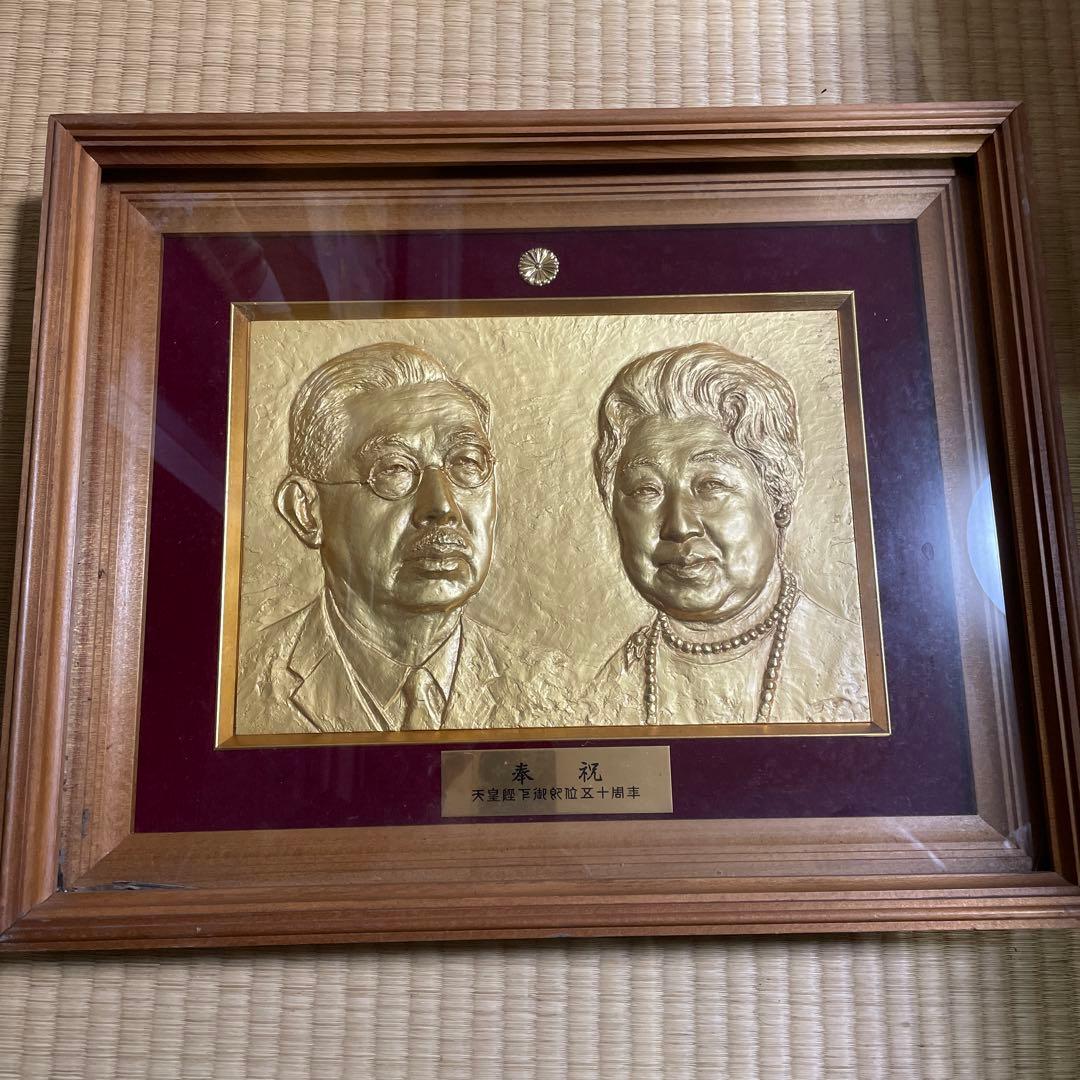 昭和天皇と美智子様の彫像品