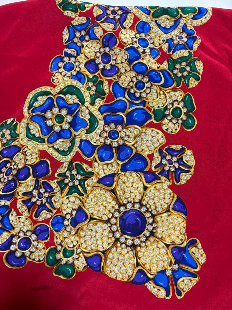 CHANEL シャネル Pre-Owned グリポア ボタン シルクスカーフ 赤