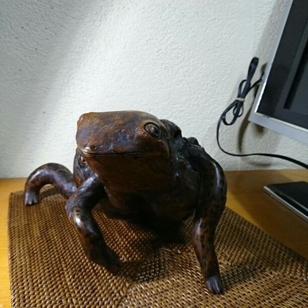 縁起物 カエルの置物  木根 蛙