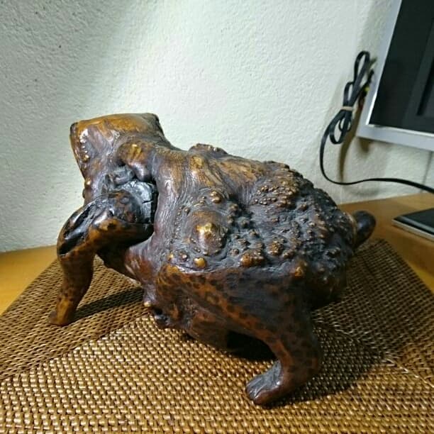 縁起物 カエルの置物  木根 蛙