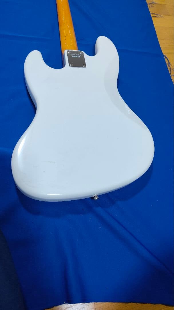 FERNANDES ジャズベース ホワイト