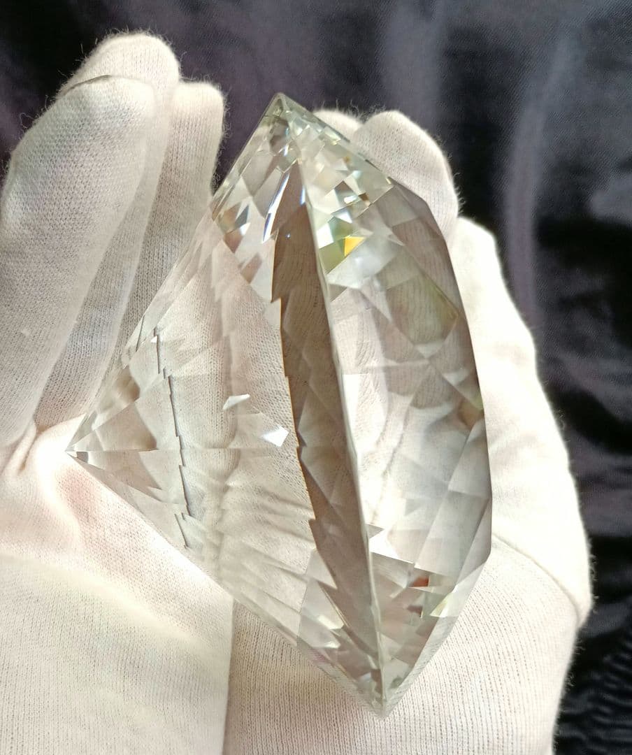 クリスタル ダイヤモンド型 置物　k9白水晶　レインボー入り