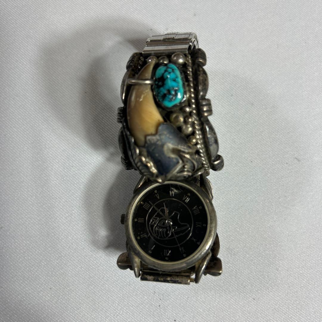 ユニークなシルバーバングル時計