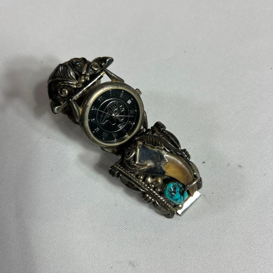 ユニークなシルバーバングル時計