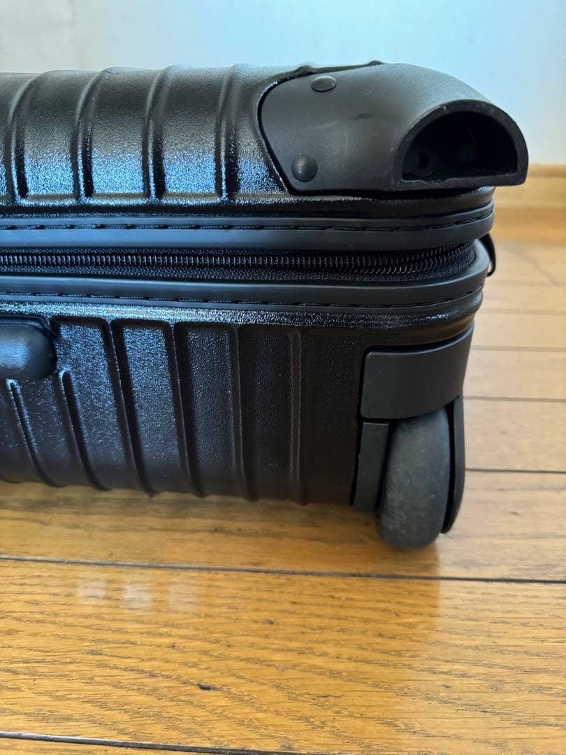 RIMOWA リモワ　サルサ　ブラック　黒35 L 。