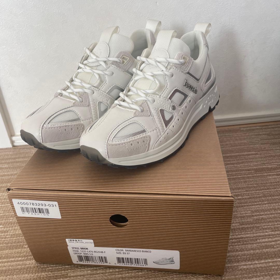 ブソラ　スニーカー　ホワイト　23.5