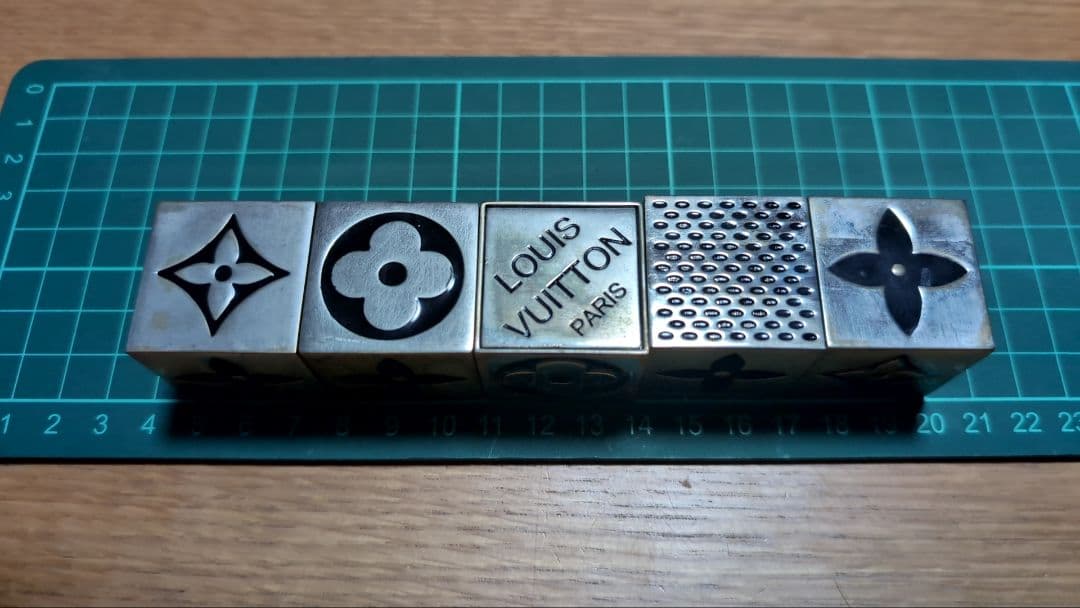 ルイヴィトン キューブゲーム サイコロ ノベルティ ペーパーウェイト オブジェ