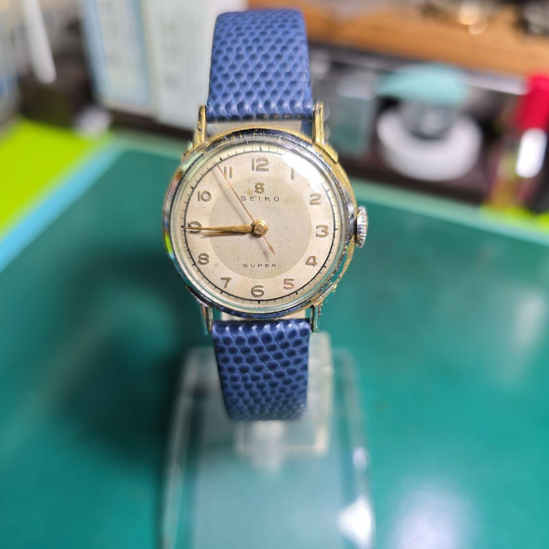 セイコー スーパー 手巻き時計稼働品です。 青ベルト