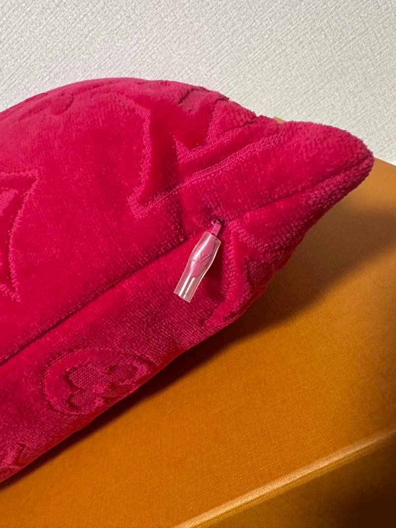 LOUIS VUITTON ルイヴィトン　ピンククッション　LV バケーション