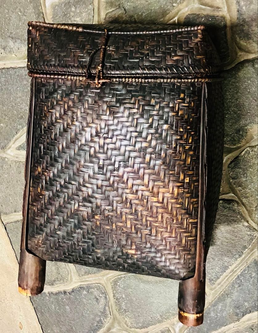 高級アンティーク品 古道具 タイ〜ラオス 竹製編み籠 蓋・脚付カゴ 大きめ