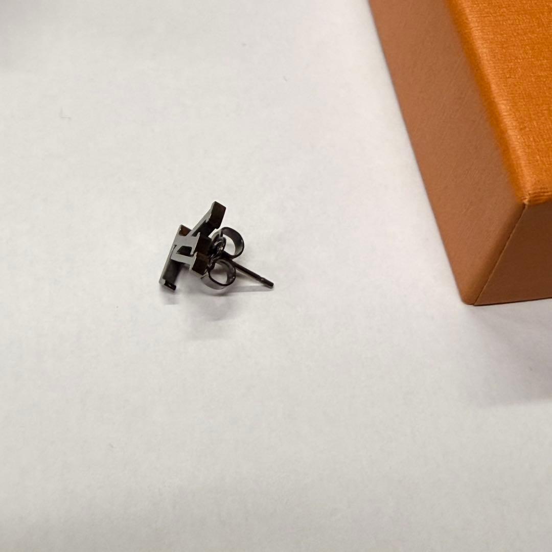 LOUIS VUITTON LVロゴスタッドピアス　VLピアス VLロゴピアス