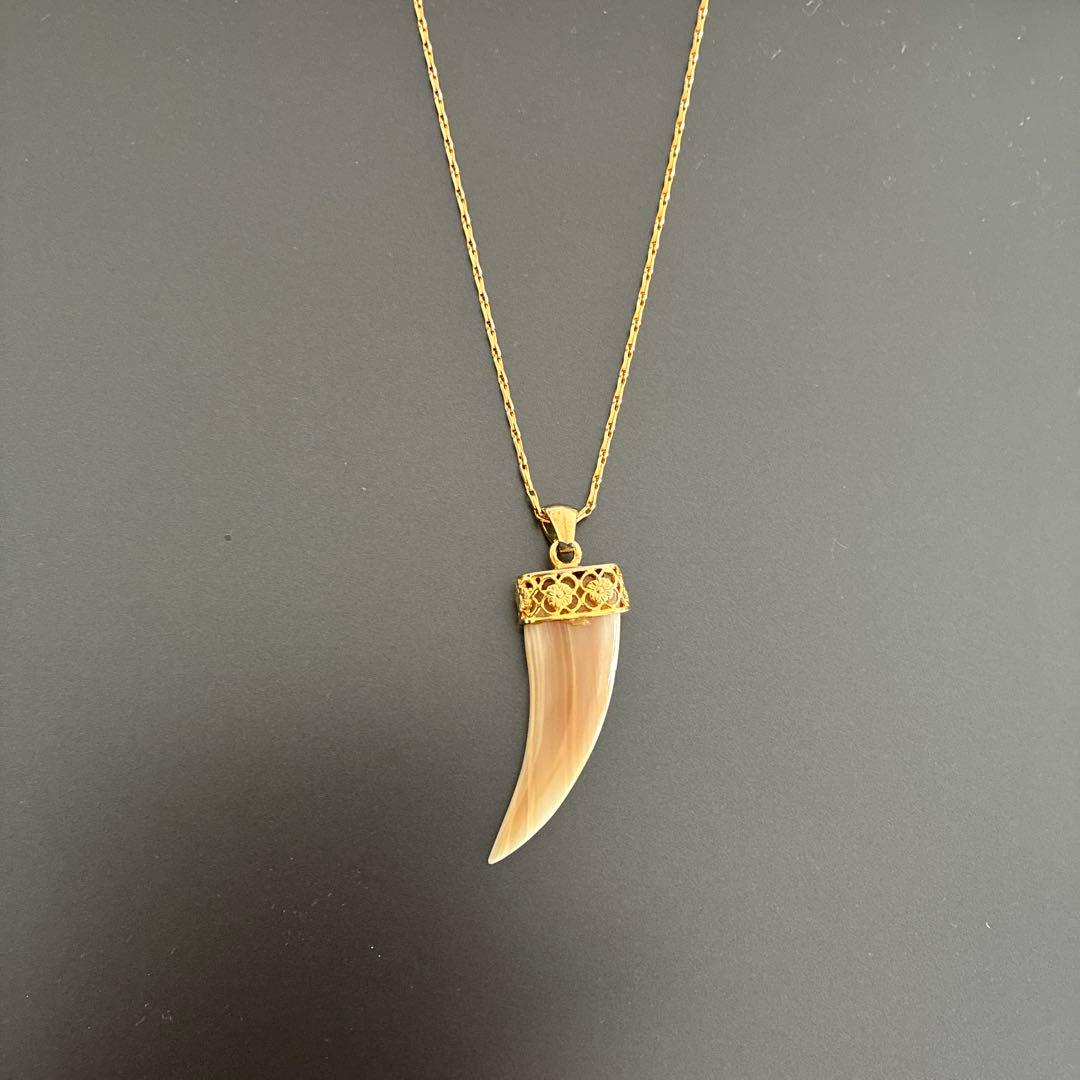金色の牙ペンダントネックレス